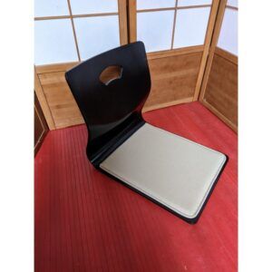 Silla japonesa negra con cojín